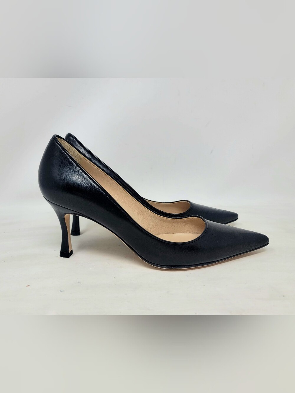 $800 NWOT Manolo Blahnik Women's Manolo Blahnik Black Pointed Toe Leather Pumps